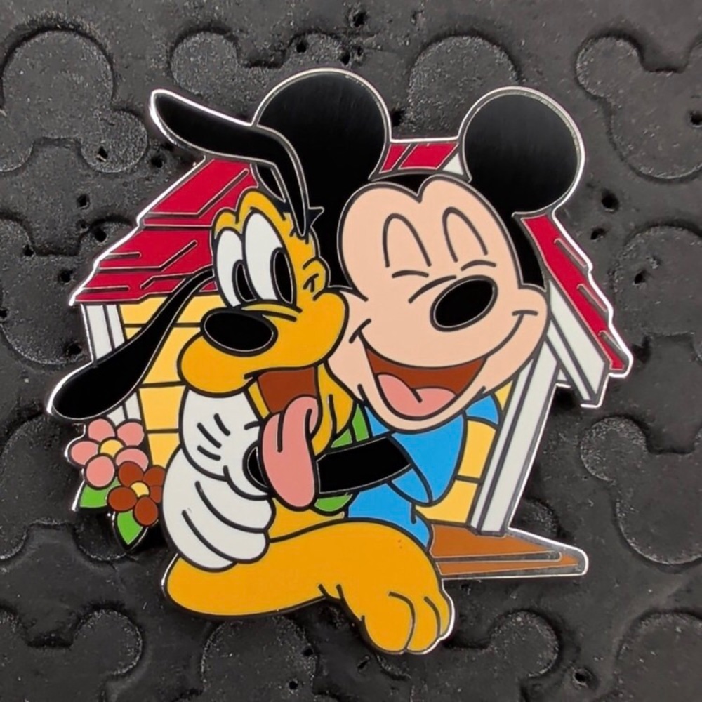 Disney parks hugs mystery connection Mickey Mouse & Pluto doghouse trading pin